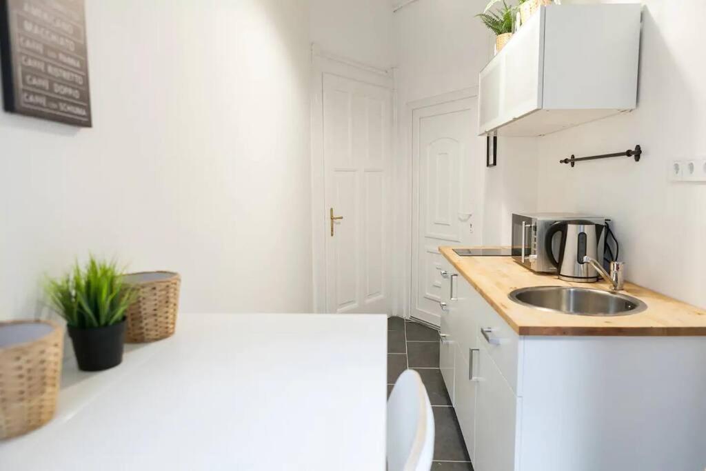 Central 30M2 A/C Apartment, 3 Min From Ny Cafe Budapest Exterior photo